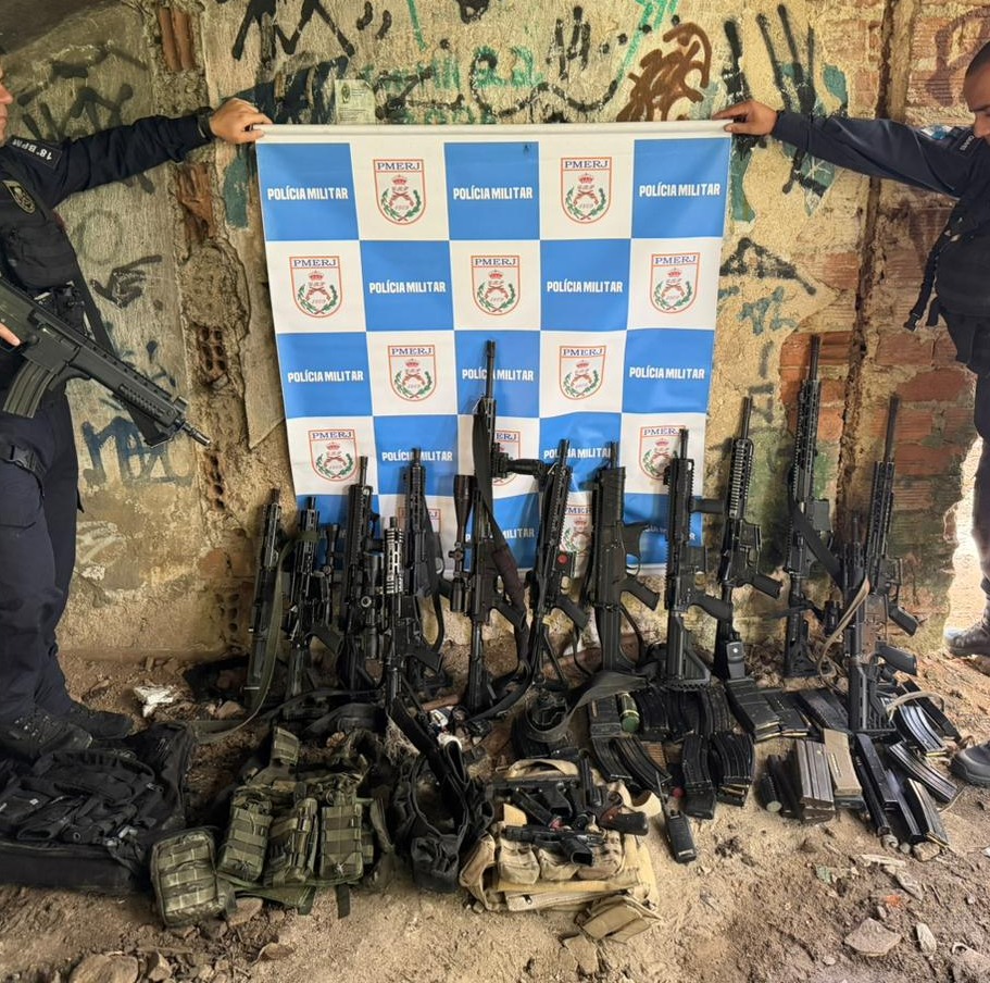 PM estoura paiol da milícia e apreende 12 fuzis e prende 14 criminosos